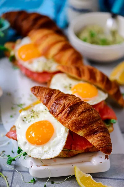 Croissants Com Salmão Ovos Fritos Para Café Manhã Aperitivo Saudável — Fotografia de Stock