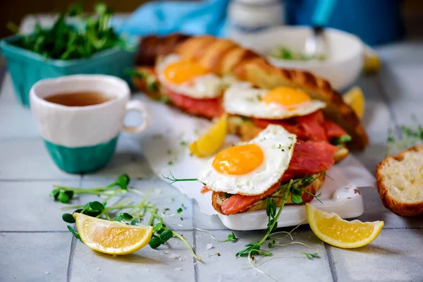 Cruasanes Con Salmón Huevos Fritos Para Desayuno Appetaizer Saludable Enfoque —  Fotos de Stock