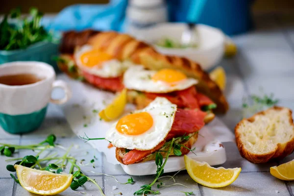 Cruasanes Con Salmón Huevos Fritos Para Desayuno Appetaizer Saludable Enfoque —  Fotos de Stock