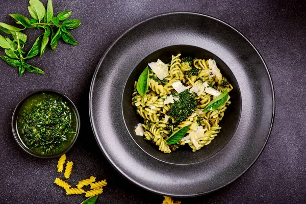 Fusilli Avec Pesto Dans Une Assiette Noire Sur Fond Noir — Photo