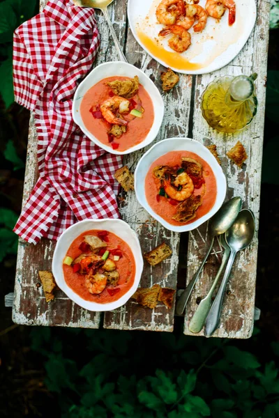 エビのガスパチョ 夏の庭に設定されたテーブルの上に伝統的なスペインの冷たいスープ — ストック写真