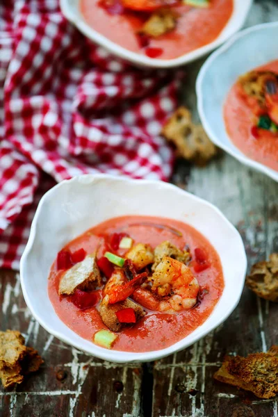 Gazpacho Krevetami Tradiční Španělská Studená Polévka Stole Letní Zahradě — Stock fotografie