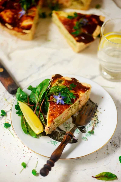 Quiche Con Salmone Broccoli Stile Rustico Focus Selettivo — Foto Stock