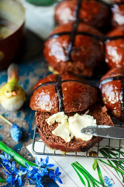 Pães Chocolate Laranja Quente Cruz Doces Páscoa Tradicionais Foco Seletivo — Fotografia de Stock