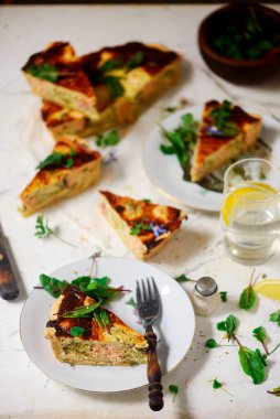 Somon ve brokolili kiş... tarz kırsal... seçici odaklanma.