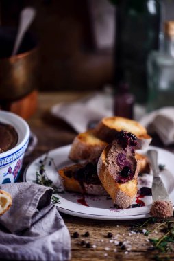 Tavşan ciğeri ezmesi. Tarz rustik. Seçici odaklanma.
