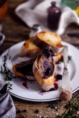 Tavşan ciğeri ezmesi. Tarz rustik. Seçici odaklanma.