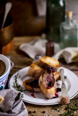 Tavşan ciğeri ezmesi. Tarz rustik. Seçici odaklanma.