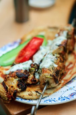 Izgara tavuk şiş tavuk ve naan usulü rustik. Seçici odaklanma.