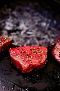 Çiğ ton balığı bifteği. Manzaralı. - Evet. seçici odak
