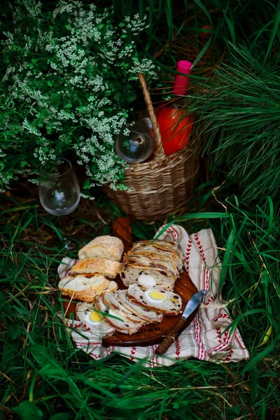 Kaninchen Terrine Picknick Auf Dem Grünen Gras — Stockfoto