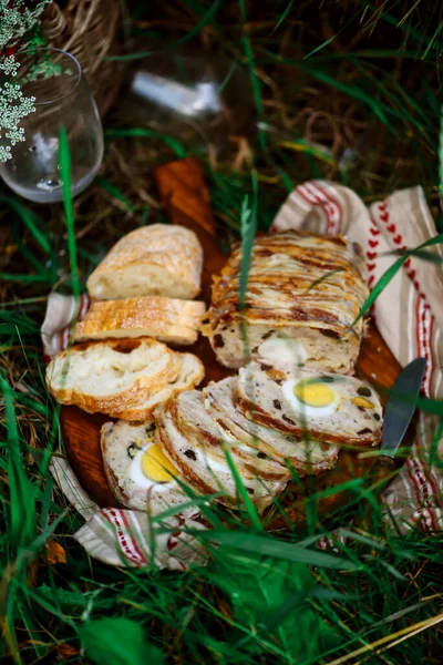 Picnic Terin Iepure Iarba Verde Style Rustic Selective Focus — Fotografie, imagine de stoc