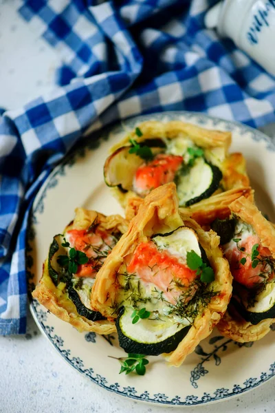 Salmon Zucchini Tartlets Style Rustic Choctively Focus — 스톡 사진
