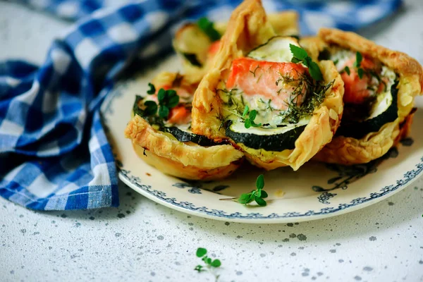 Tortine Salmone Zucchine Stile Rustico Focus Selettivo — Foto Stock