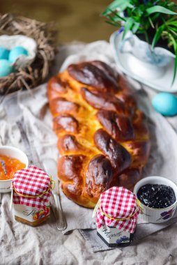 Paskalya Challah 'ı. Geleneksel Paskalya pastaları. seçici odak