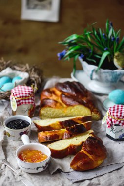Paskalya Challah 'ı. Geleneksel Paskalya pastaları. seçici odak