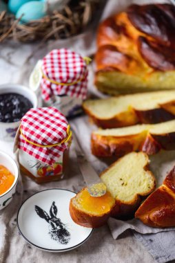 Paskalya Challah 'ı. Geleneksel Paskalya pastaları. seçici odak