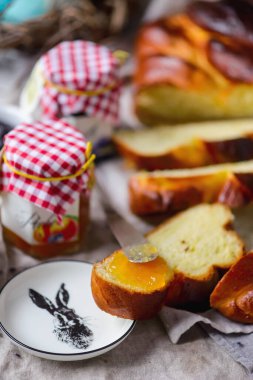 Paskalya Challah 'ı. Geleneksel Paskalya pastaları. seçici odak