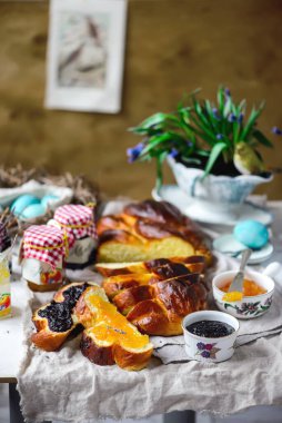 Paskalya Challah 'ı. Geleneksel Paskalya pastaları. seçici odak