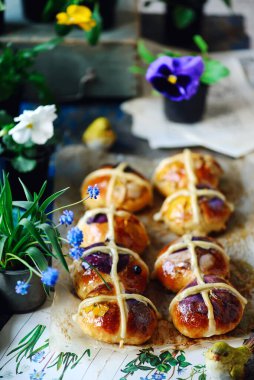 Çiçekli sıcak çörekler... geleneksel paskalya çörekleri. seçici odak