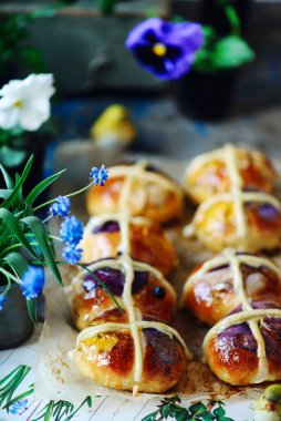 Çiçekli sıcak çörekler... geleneksel paskalya çörekleri. seçici odak