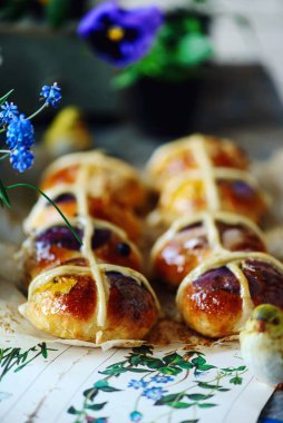 Çiçekli sıcak çörekler... geleneksel paskalya çörekleri. seçici odak