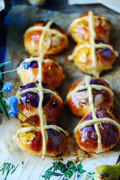 Petits Pains Croisés Chauds Floraux Pâtisseries Traditionnelles Pâques Focus Sélectif — Photo