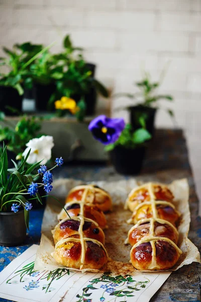 Kwiatowe Gorące Bułeczki Krzyżowe Tradycyjne Wielkanocne Ciasta Ukierunkowanie Selektywne — Zdjęcie stockowe