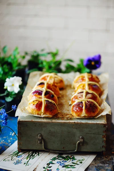 Bloemen Hete Kruis Broodjes Traditionele Paastaart Selectieve Focus — Stockfoto