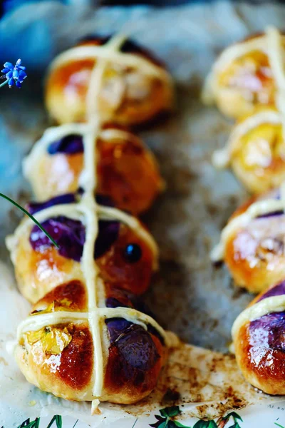 Petits Pains Croisés Chauds Floraux Pâtisseries Traditionnelles Pâques Focus Sélectif — Photo