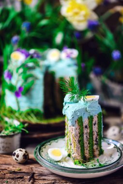  Ton balığı ve bıldırcın yumurtalı balık katlı kek. Tarz rustik.Seçici odak