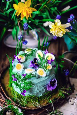  Ton balığı ve bıldırcın yumurtalı balık katlı kek. Tarz rustik.Seçici odak