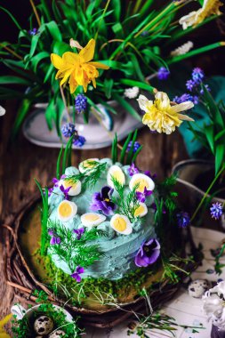  Ton balığı ve bıldırcın yumurtalı balık katlı kek. Tarz rustik.Seçici odak