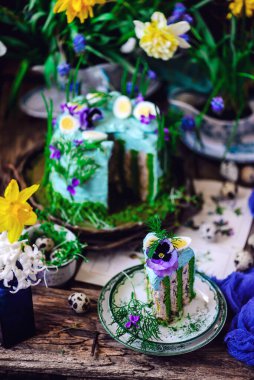  Ton balığı ve bıldırcın yumurtalı balık katlı kek. Tarz rustik.Seçici odak