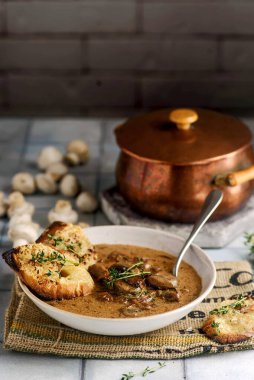 Fransız mantarlı soğan çorbası. Klasik tarz. Seçici odaklanma.