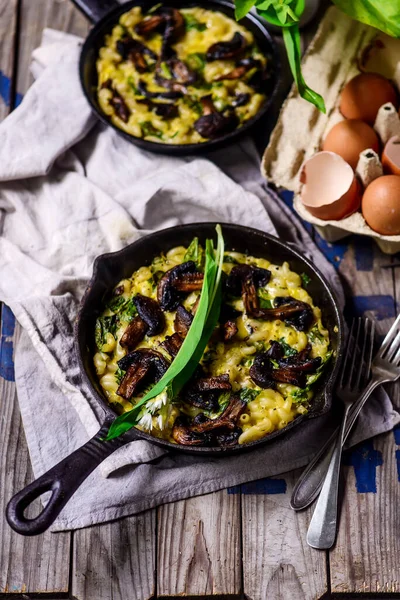 Frittata Con Aglio Selvatico Funghi Concentrazione Selettiva — Foto Stock