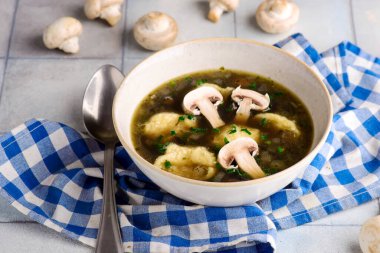 Köfteli mantar çorbası. Tarz mahsulü. Seçici odaklanma.