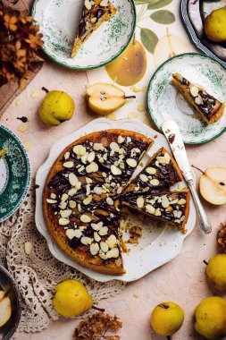 Glütensiz armutlu turta. Seçici odaklanma. stilsel kırsal