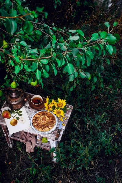 Pastel Pera Una Mesa Madera Jardín Enfoque Selectivo Estilo Rústico — Foto de Stock