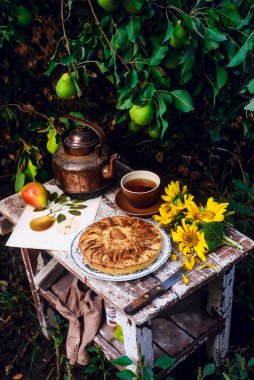 Bahçedeki ahşap bir masada armut turtası. Seçici odak noktası. stilsel kırsal