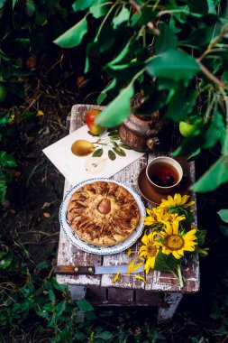Bahçedeki ahşap bir masada armut turtası. Seçici odak noktası. stilsel kırsal