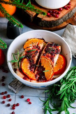 Beyaz panoda kızılcık soslu mandalinalı fırında somon. Seçici odak noktası.