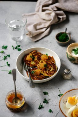 Turna havyarlı kabaklı gözleme. Seçici odaklanma.
