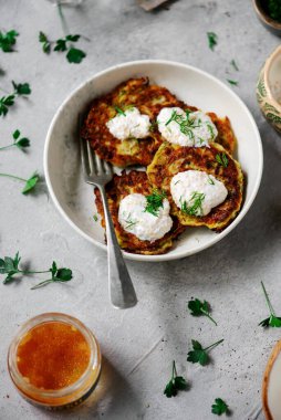 Turna havyarlı kabaklı gözleme. Seçici odaklanma.