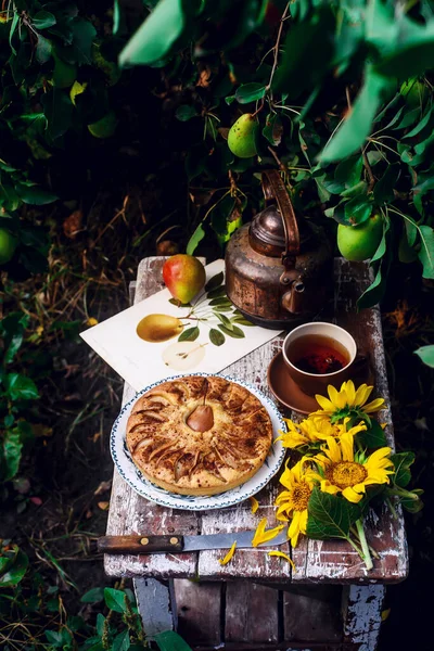 梨子派放在花园的木制桌子上 有选择的焦点 风格乡村C — 图库照片
