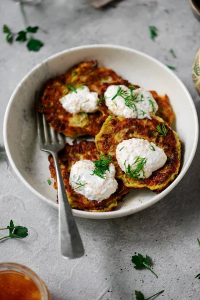 Zucchini Pannenkoeken Met Snoek Kaviaar Selectieve Focus — Stockfoto