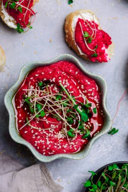 Mikro yeşillikli pancar humusu. Üst görünüm.. seçici odaklanma