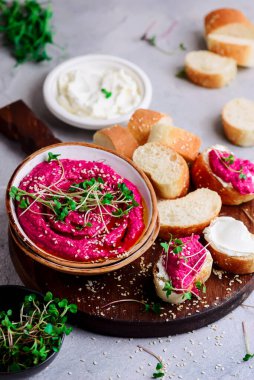 Mikro yeşillikli pancar humusu. Üst görünüm.. seçici odaklanma