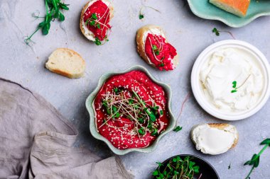 Mikro yeşillikli pancar humusu. Üst görünüm.. seçici odaklanma