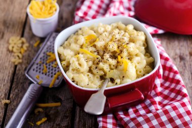 Seramik tabakta makarna ve peynir. style rustic .selektif odak